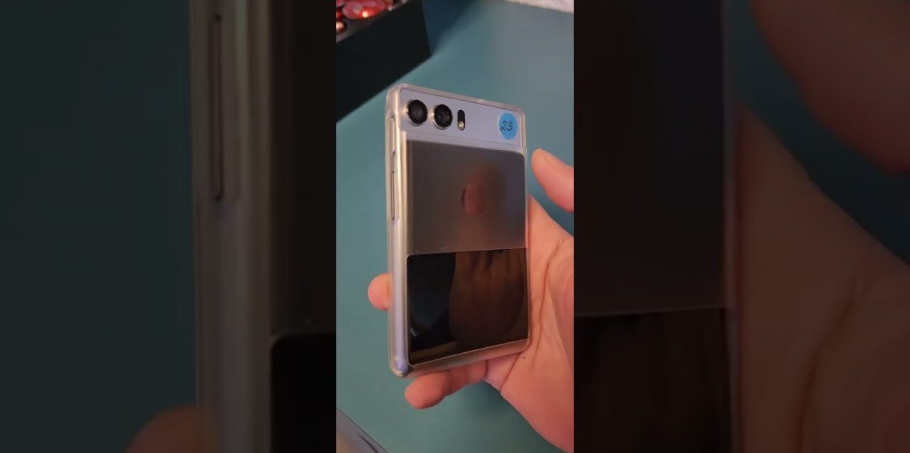 Olha-o-celular-enrolavel-da-Motorola-na-minha-mao-Look.jpg Olha o celular enrolável da Motorola na minha mão. Look at the Motorola roll-up phone in my hand.